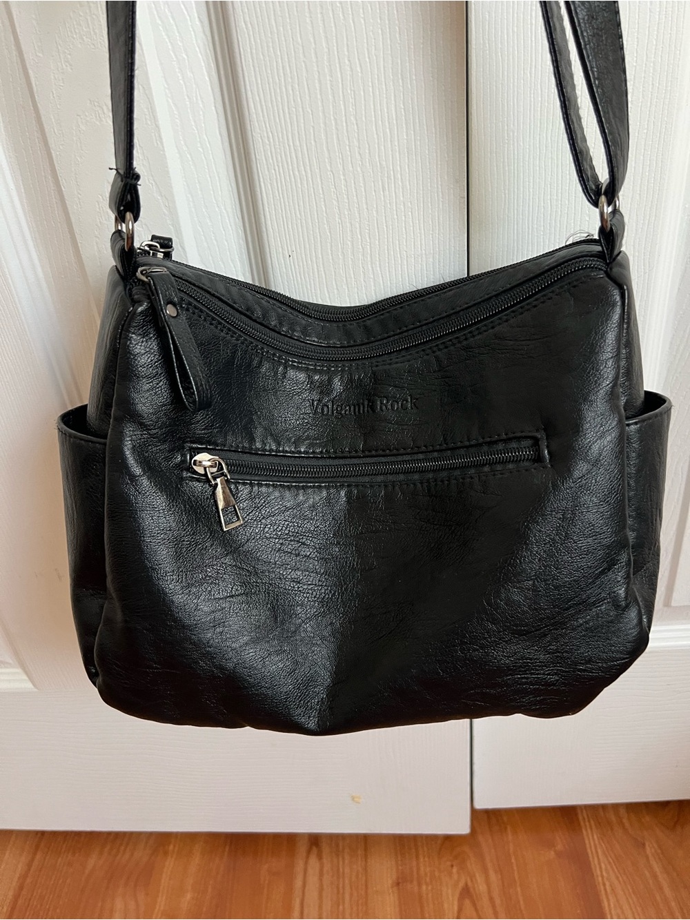 Ladies Purse/Handbag Black Soft Faux Leather 3 outside pockets Top Zip